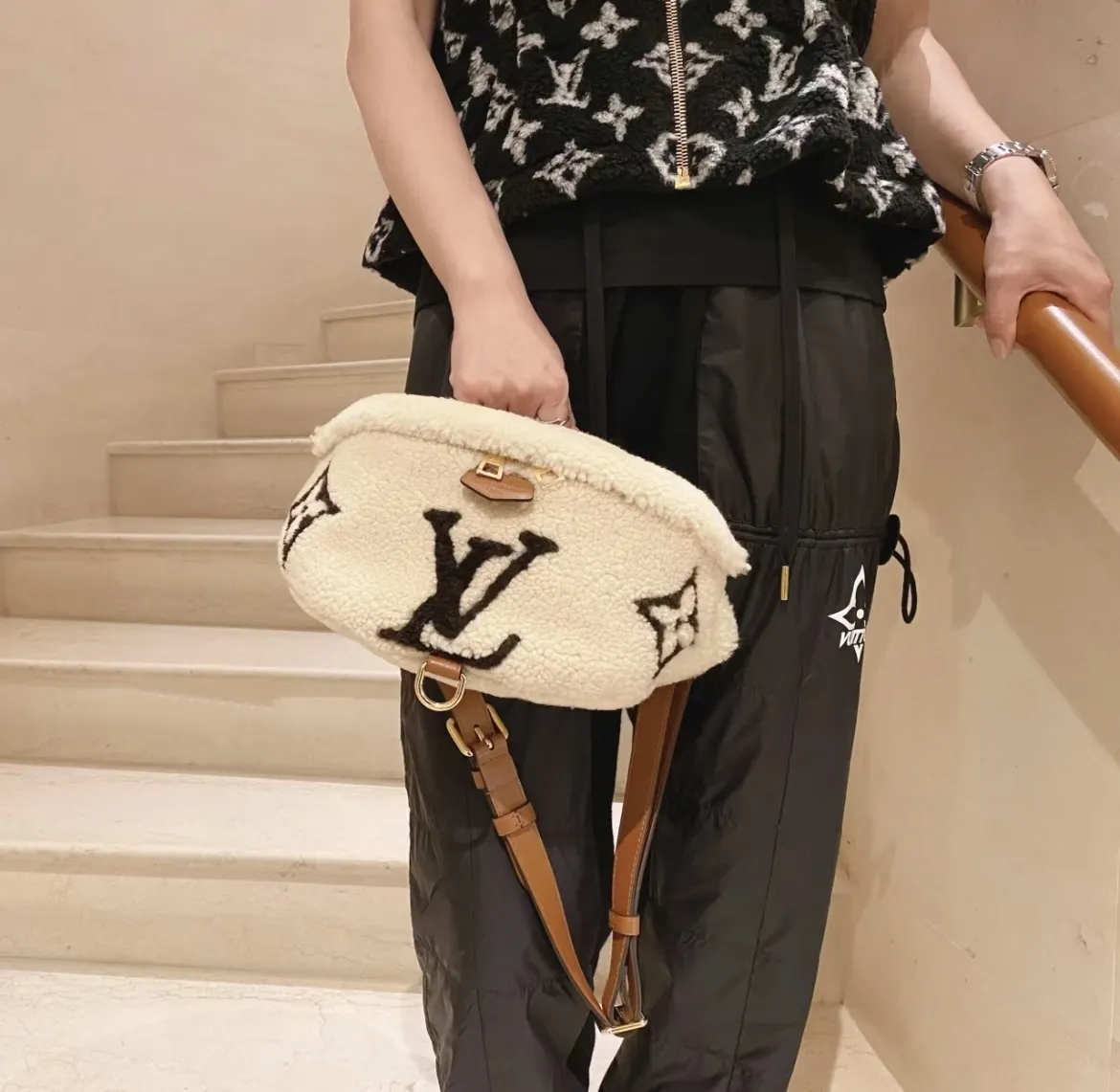 【もこもこ感で冬にぴったり♪】LOUIS VUITTON★バムバッグ M23715-BRAND OFF