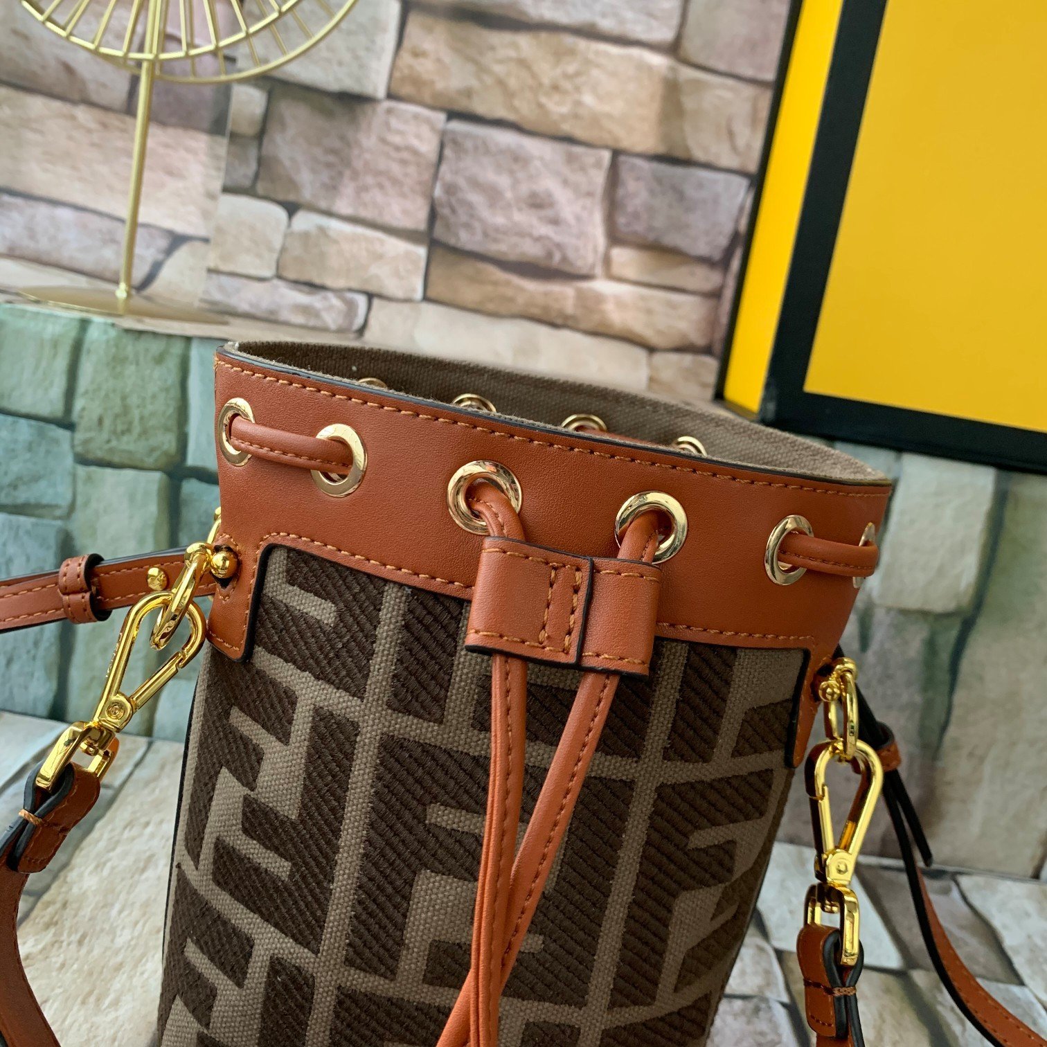FENDI（フェンディ） メッセンジャーバッグ18X12X10CM-BRAND OFF