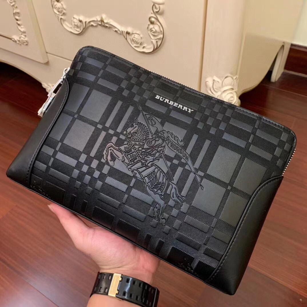 【BURBERRY 公式旗艦店】バーバリー クラッチバッグ 当日出荷 好評に付き再入荷！26*17*3CM-BRAND OFF
