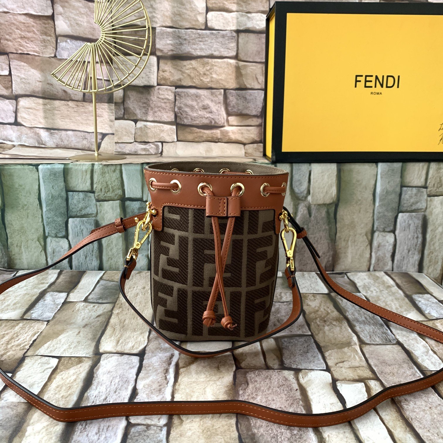 FENDI（フェンディ） メッセンジャーバッグ18X12X10CM-BRAND OFF