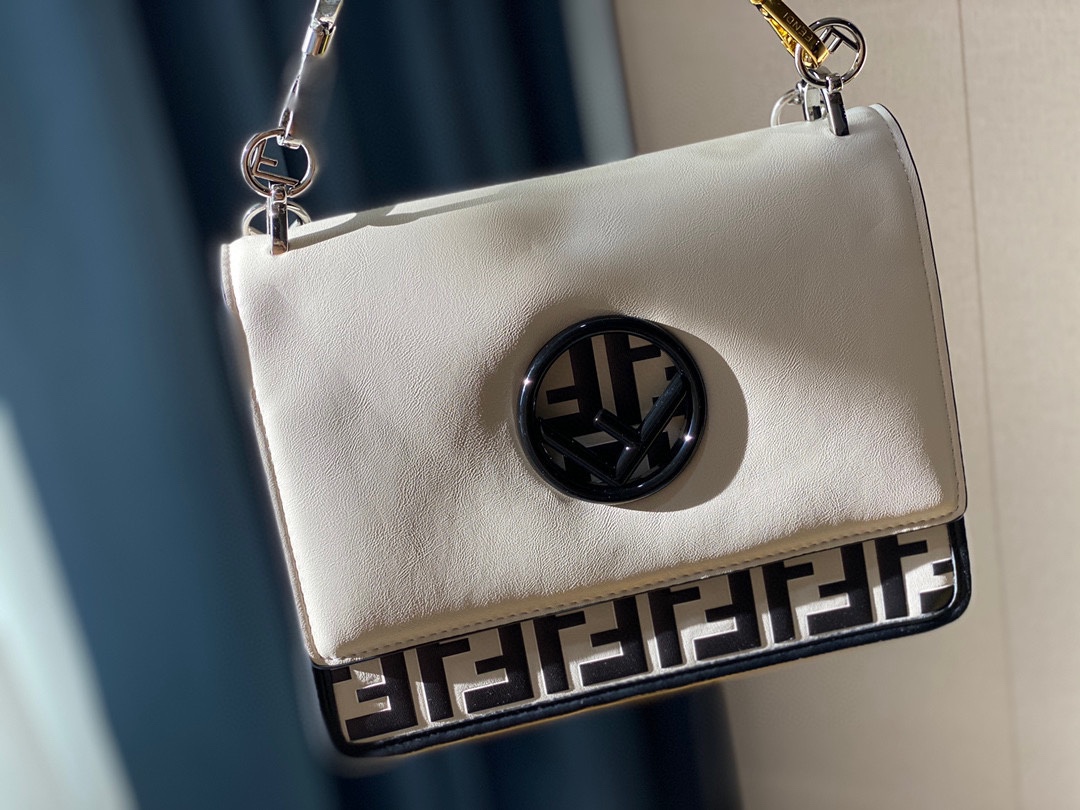 【FENDI 公式 旗艦店】フェンディ ショルダーバッグ 当日出荷 好評に付き再入荷！25CM-BRAND OFF