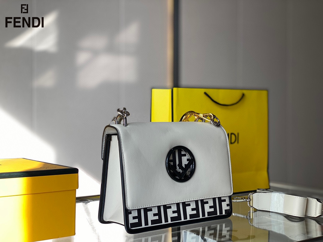 【FENDI 公式 旗艦店】フェンディ ショルダーバッグ 当日出荷 好評に付き再入荷！25CM-BRAND OFF
