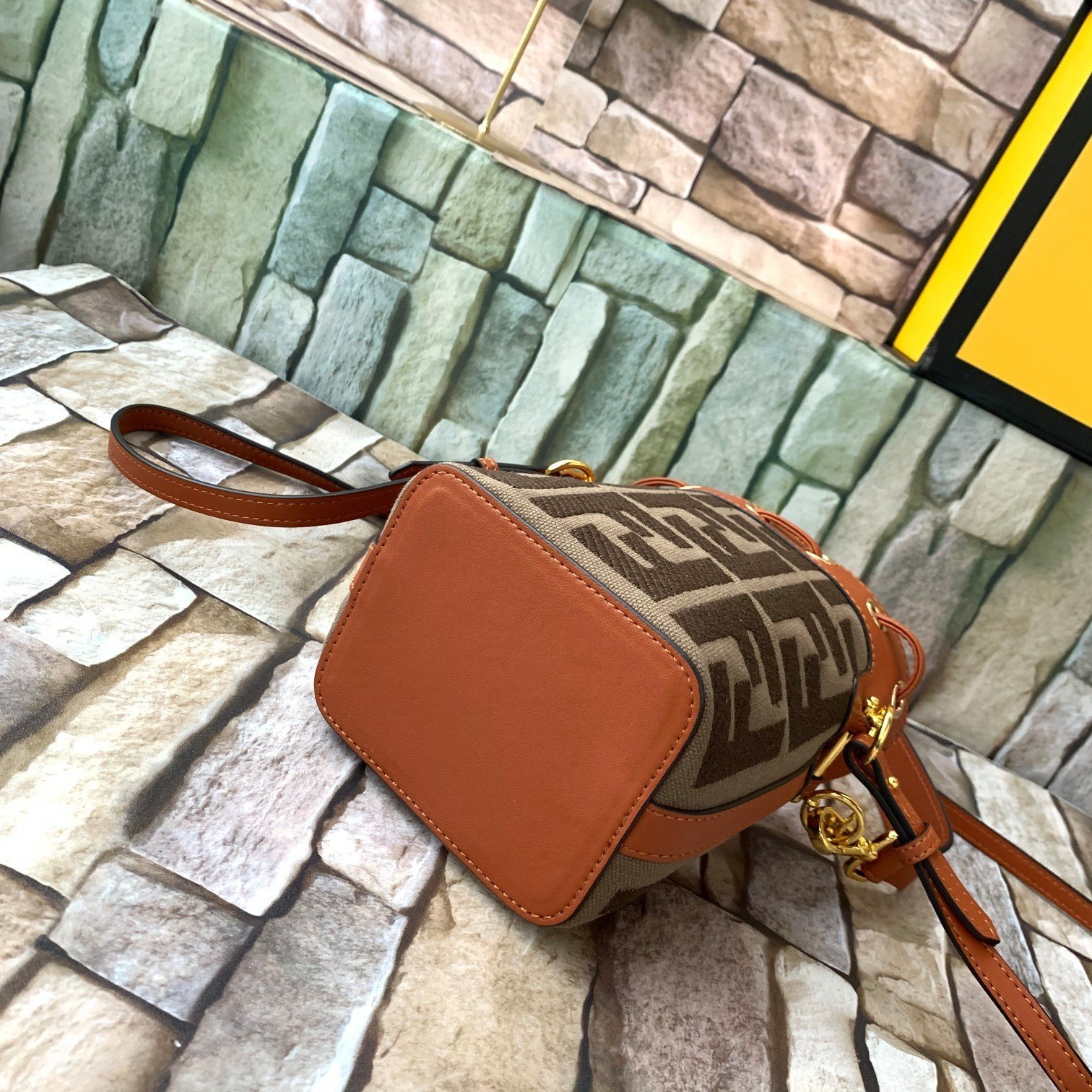 FENDI（フェンディ） メッセンジャーバッグ18X12X10CM-BRAND OFF