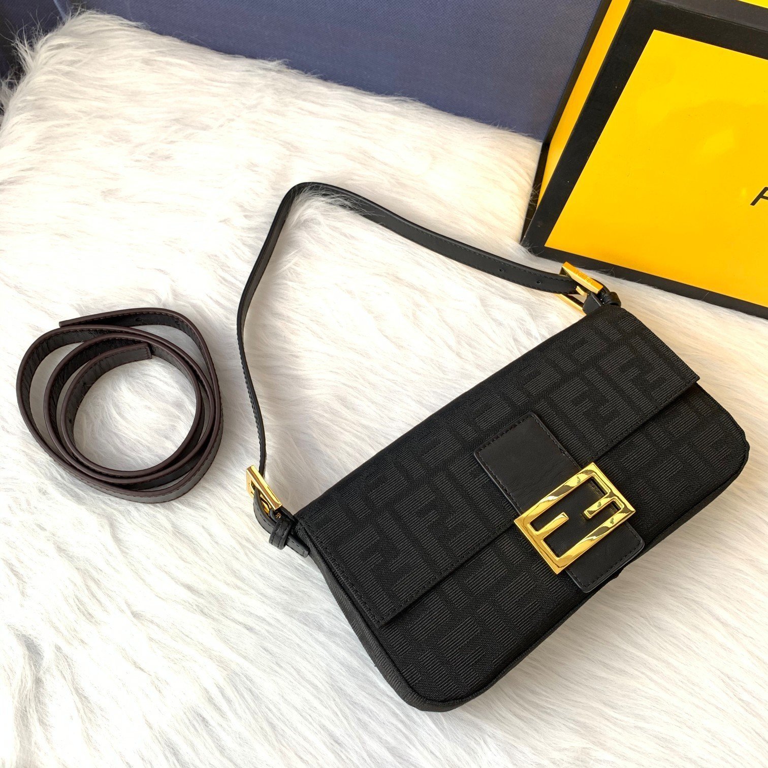 FENDI（フェンディ） メッセンジャーバッグ 25X13X4 CM-BRAND OFF