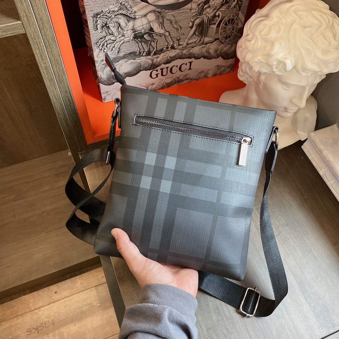 BURBERRY （バーバリー） メッセンジャーバッグ 25X23CM-BRAND OFF