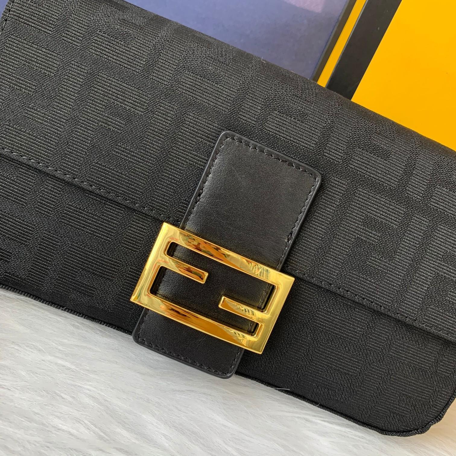 FENDI（フェンディ） メッセンジャーバッグ 25X13X4 CM-BRAND OFF