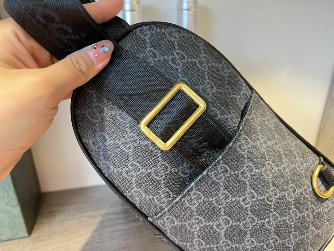 GUCCI 〔グッチ〕ボディバッグ 29X17CM-BRAND OFF