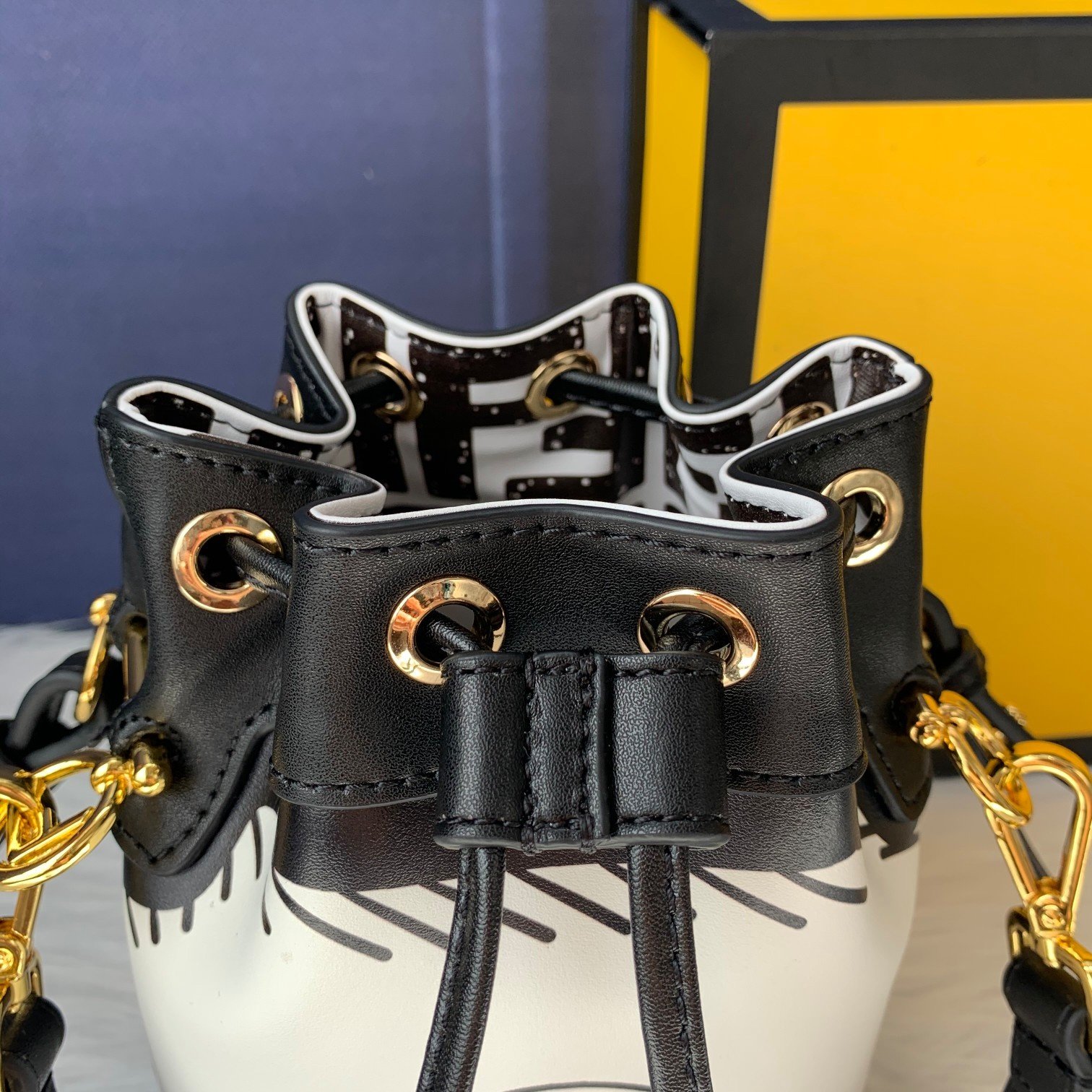 FENDI（フェンディ） メッセンジャーバッグ18X12X10CM-BRAND OFF