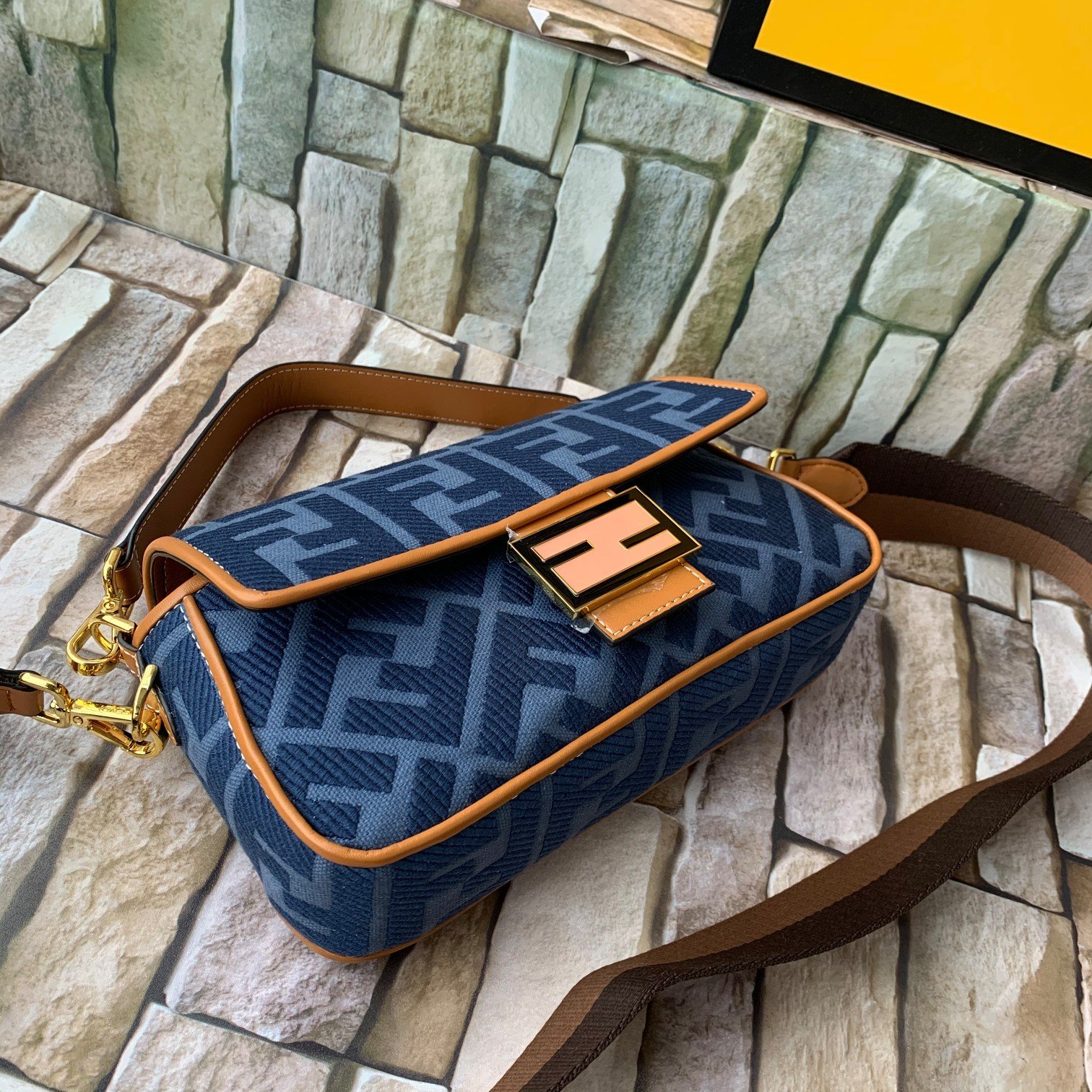 FENDI（フェンディ） メッセンジャーバッグ 26X14X4 CM-BRAND OFF