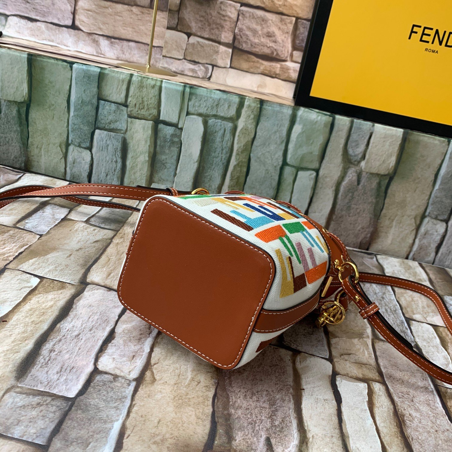 FENDI（フェンディ） メッセンジャーバッグ18X12X10CM-BRAND OFF