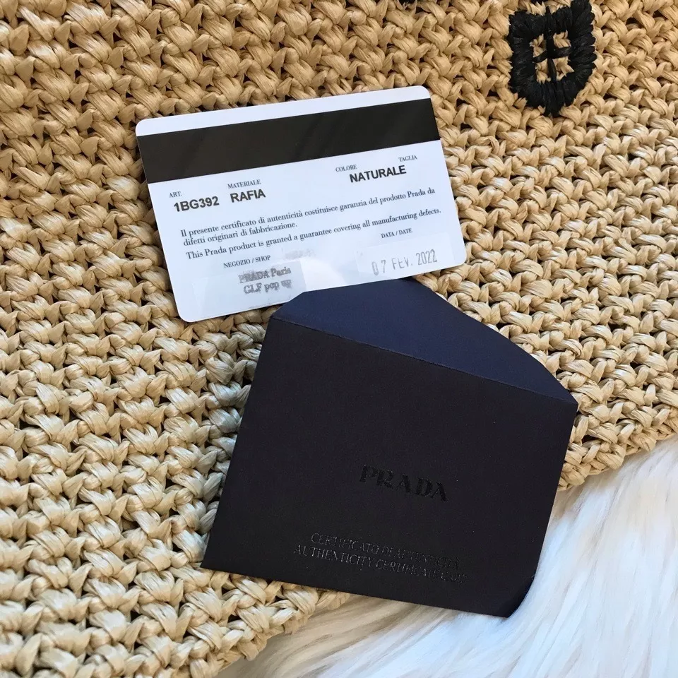 【PRADA】パリ限定！長澤まさみさん着用！夏らしいムードの大人気のラフィアトートバッグ！！-BRAND OFF
