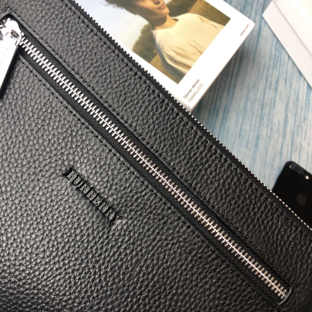 【BURBERRY 公式旗艦店】バーバリー クラッチバッグ 当日出荷 好評に付き再入荷！26*17*3CM-BRAND OFF