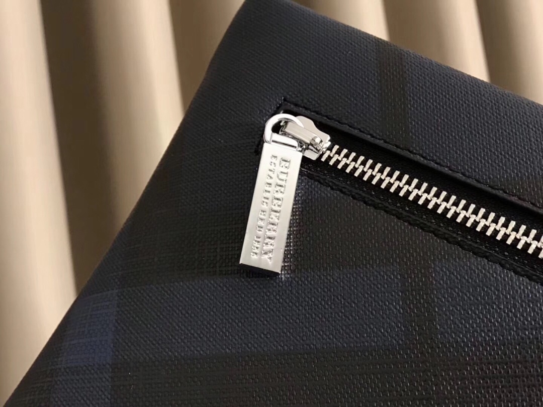 【BURBERRY 公式旗艦店】バーバリー クラッチバッグ 当日出荷 好評に付き再入荷！26*17*3CM-BRAND OFF