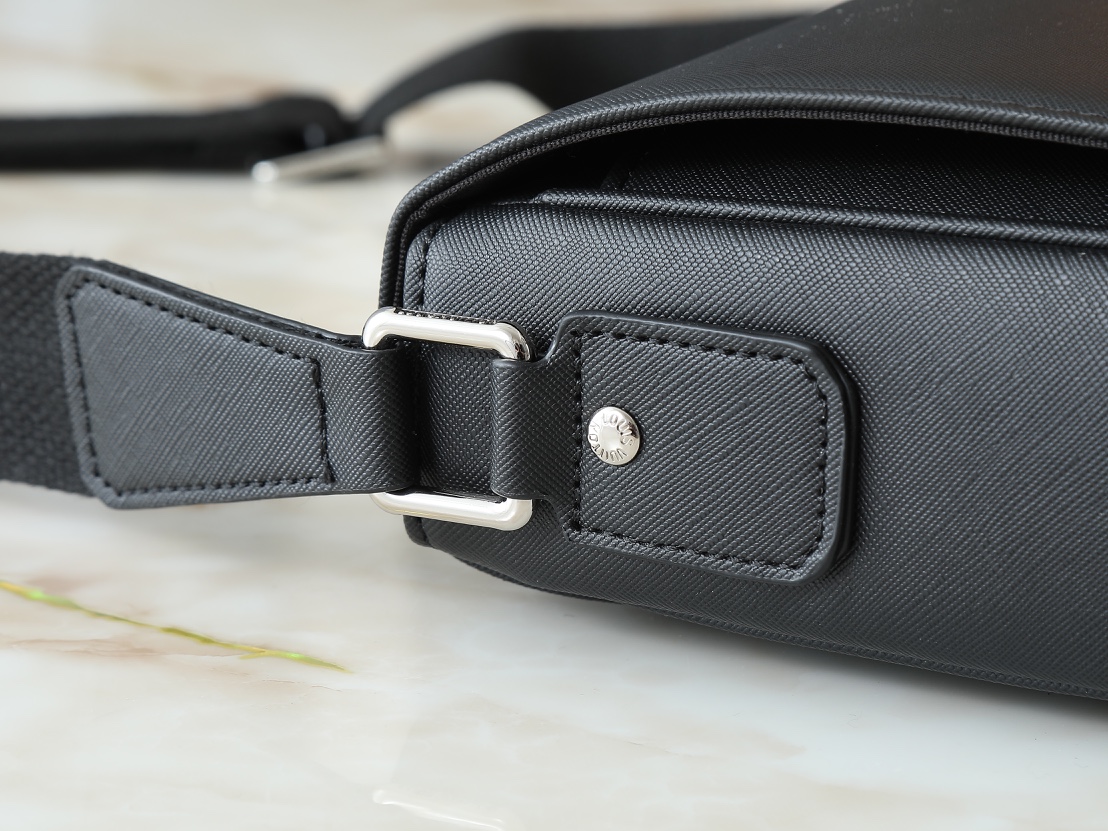 LOUIS VUITTON ルイヴィトン District メッセンジャーバッグ-BRAND OFF