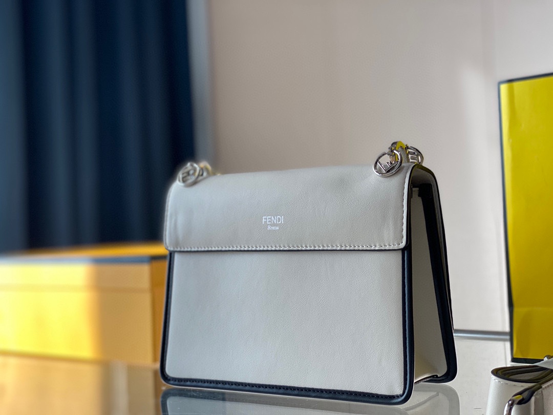 【FENDI 公式 旗艦店】フェンディ ショルダーバッグ 当日出荷 好評に付き再入荷！25CM-BRAND OFF