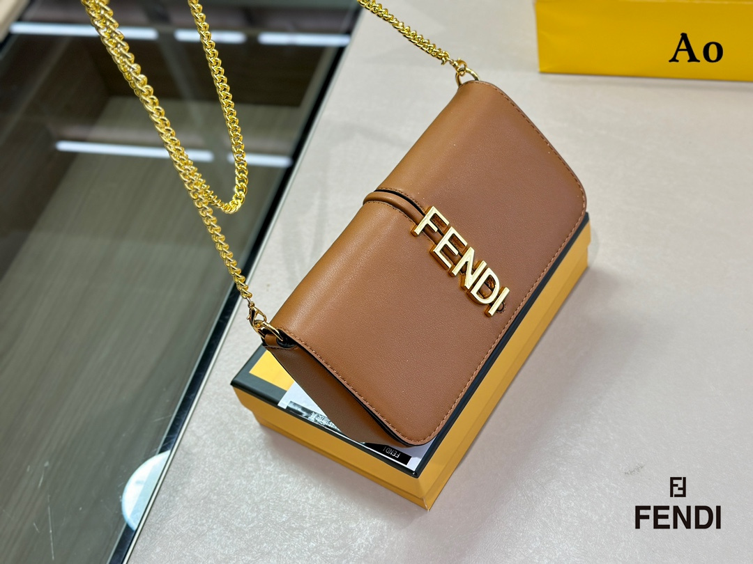 【FENDI 公式 旗艦店】 フェンディ ショルダーバッグ 当日出荷 好評に付き再入荷！21*13CM-BRAND OFF