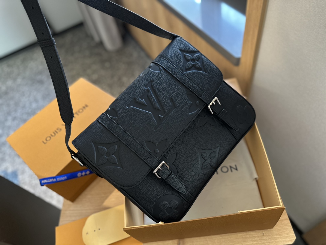 Louis Vuitton　MESSENGER エンベロップ ポーチ　ボディバッグ 28-BRAND OFF