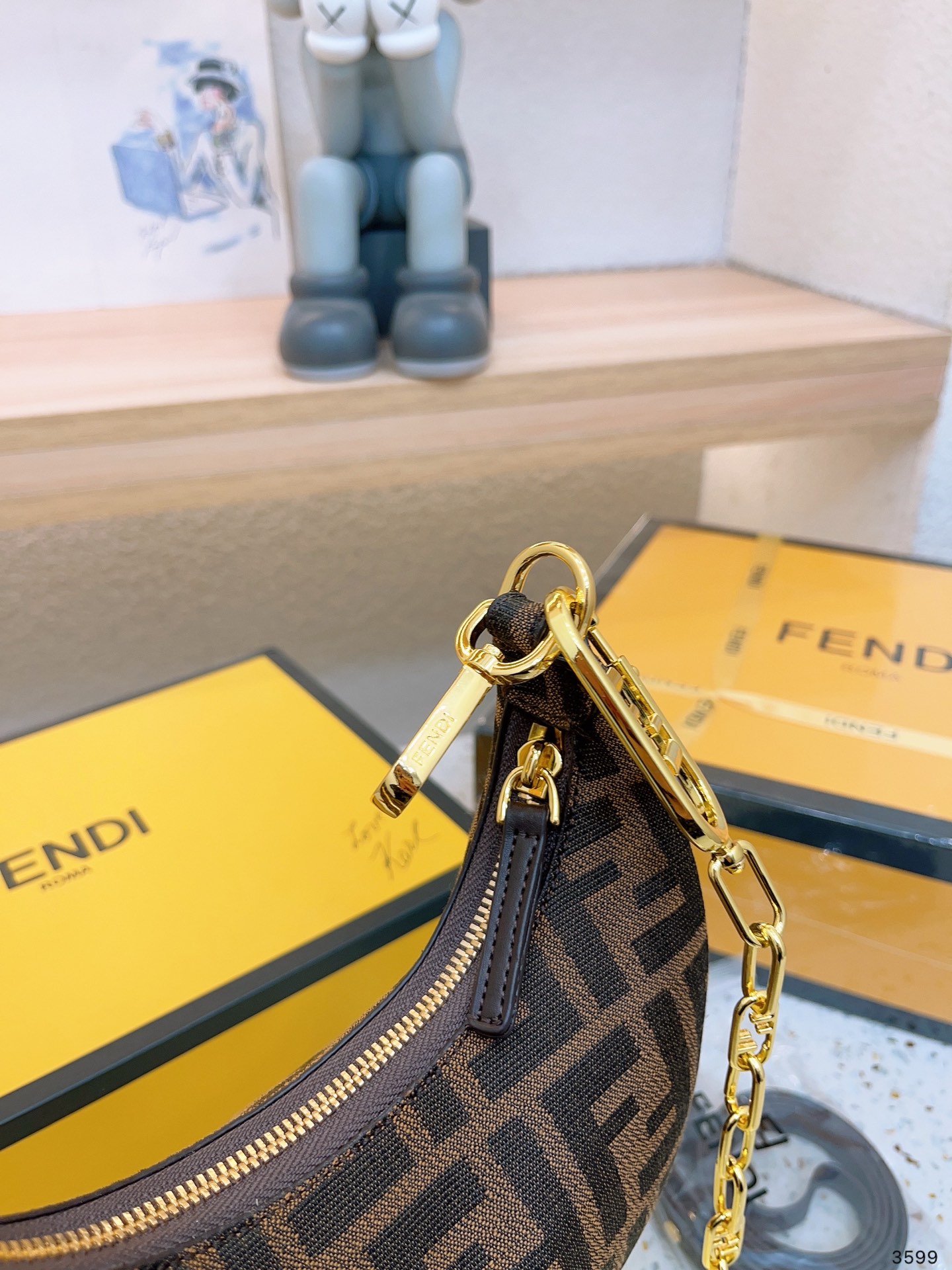【FENDI 公式 旗艦店】 フェンディ ショルダーバッグ 当日出荷 好評に付き再入荷！21*13CM-BRAND OFF