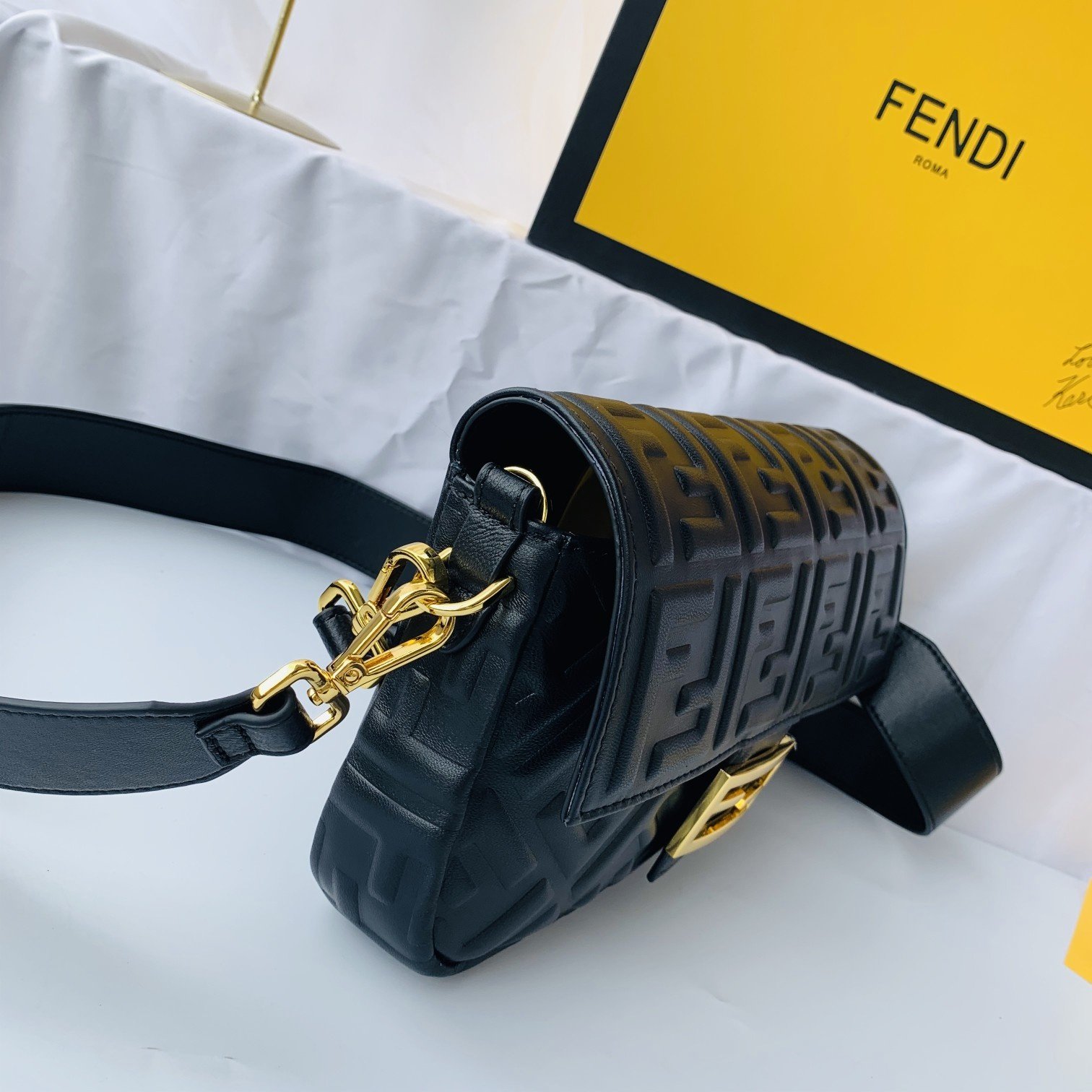 FENDI（フェンディ） メッセンジャーバッグ 26X14X4 CM-BRAND OFF