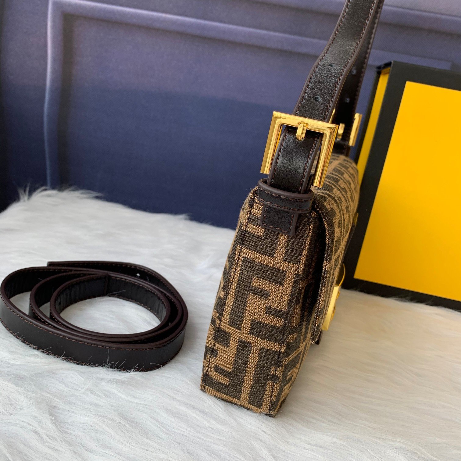 FENDI（フェンディ） メッセンジャーバッグ 25X13X4 CM-BRAND OFF