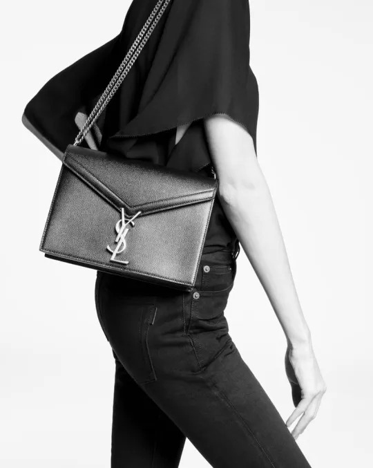 【Saint Laurent】✨今季のトレンド！★オードリー亜谷香さん愛用★カサンドラ チェーンウォレット（グレイン ド プードル エンボス-BRAND OFF