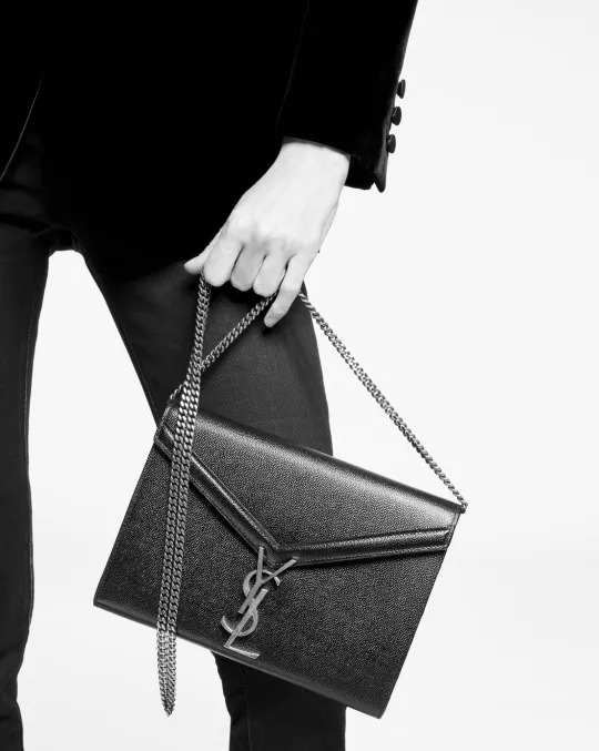 【Saint Laurent】✨今季のトレンド！★オードリー亜谷香さん愛用★カサンドラ チェーンウォレット（グレイン ド プードル エンボス-BRAND OFF