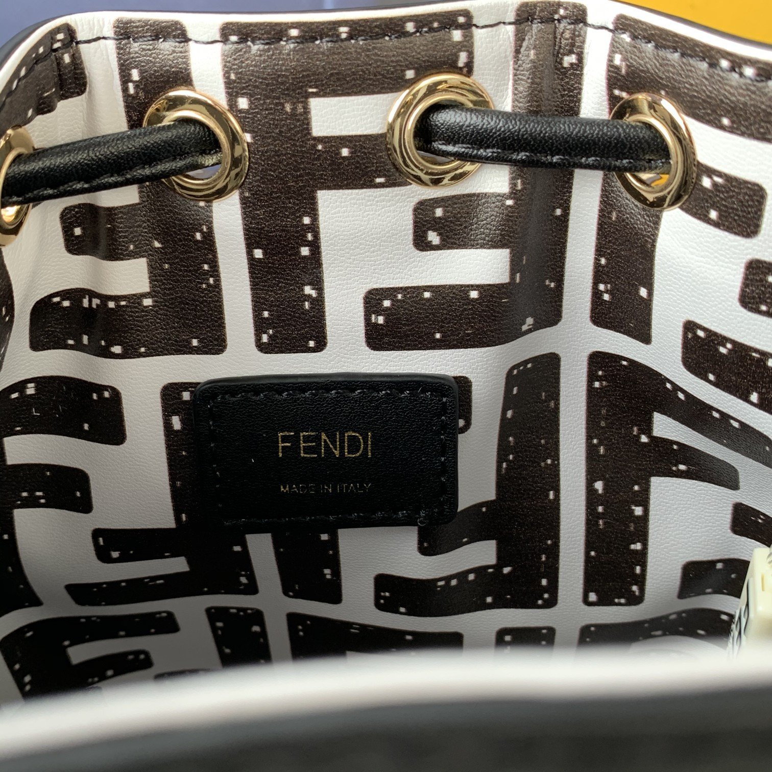 FENDI（フェンディ） メッセンジャーバッグ18X12X10CM-BRAND OFF