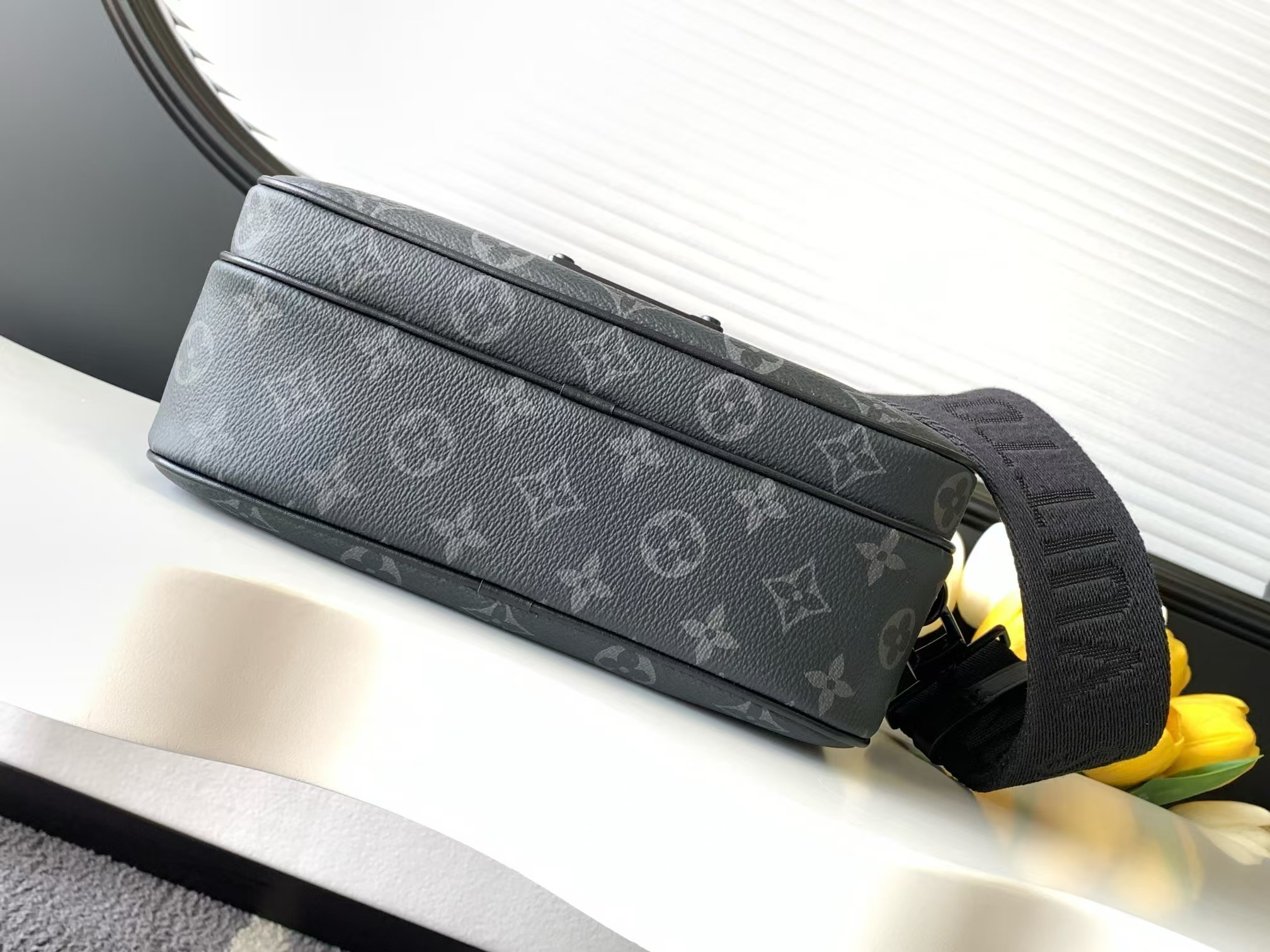 Louis Vuittonルイ・ヴィトン S LOCK メッセンジャーバッグM45806-BRAND OFF