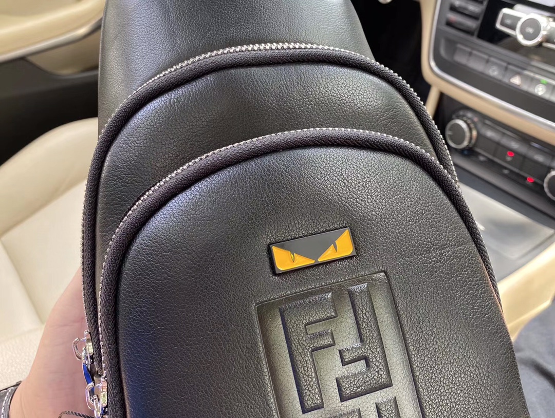 【FENDI 公式旗艦店】フェンディ 胸ポケット 当日出荷 好評に付き再入荷！18*28*6CM-BRAND OFF