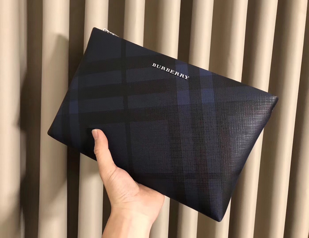 【BURBERRY 公式旗艦店】バーバリー クラッチバッグ 当日出荷 好評に付き再入荷！26*17*3CM-BRAND OFF