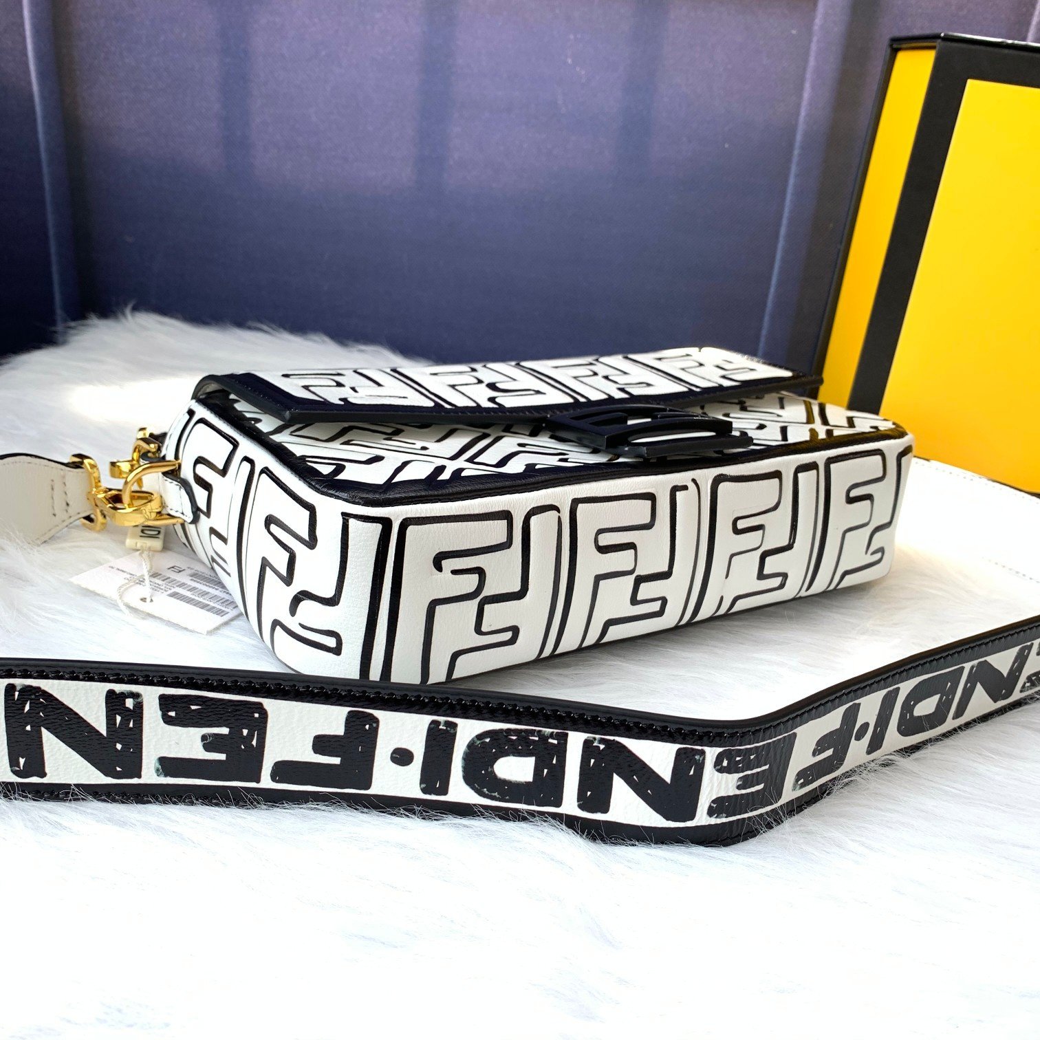 FENDI（フェンディ） メッセンジャーバッグ 26X14X4 CM-BRAND OFF