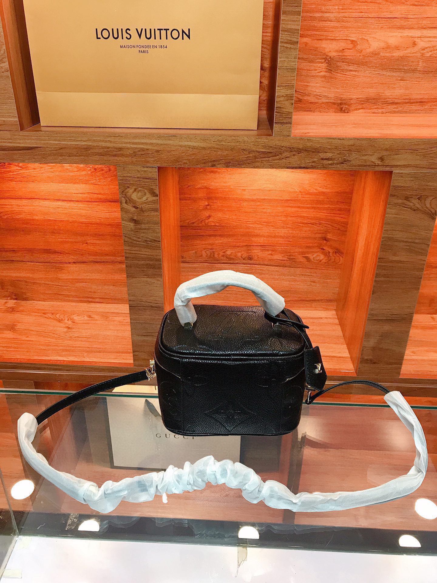 LOUIS VUITTON（ルイヴィトン）VANITY メッセンジャーバッグ-BRAND OFF
