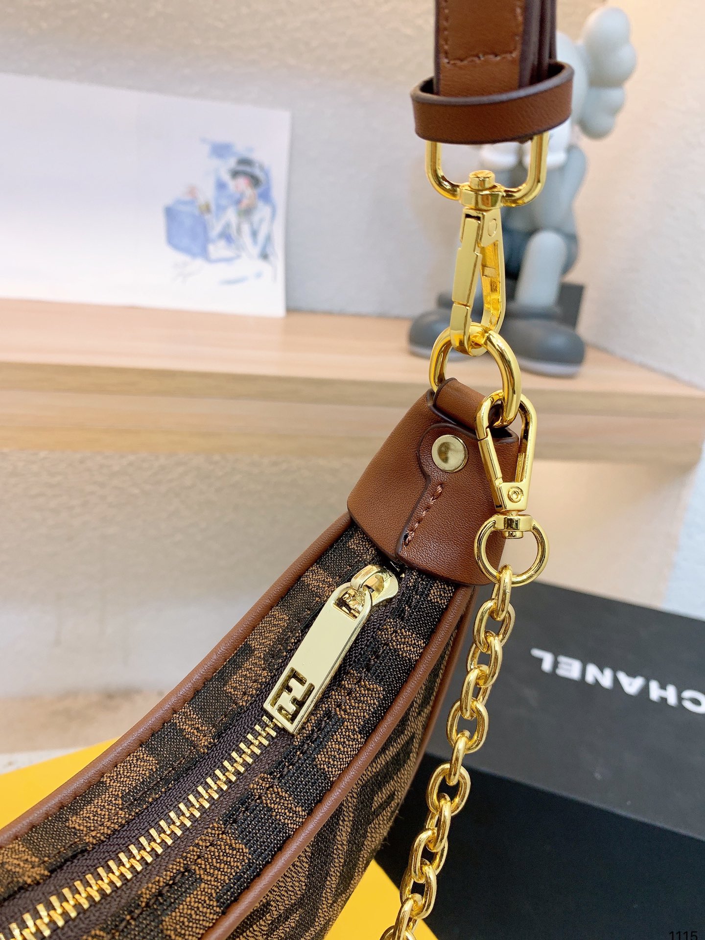 【FENDI 公式 旗艦店】 フェンディ ショルダーバッグ 当日出荷 好評に付き再入荷！21*13CM-BRAND OFF
