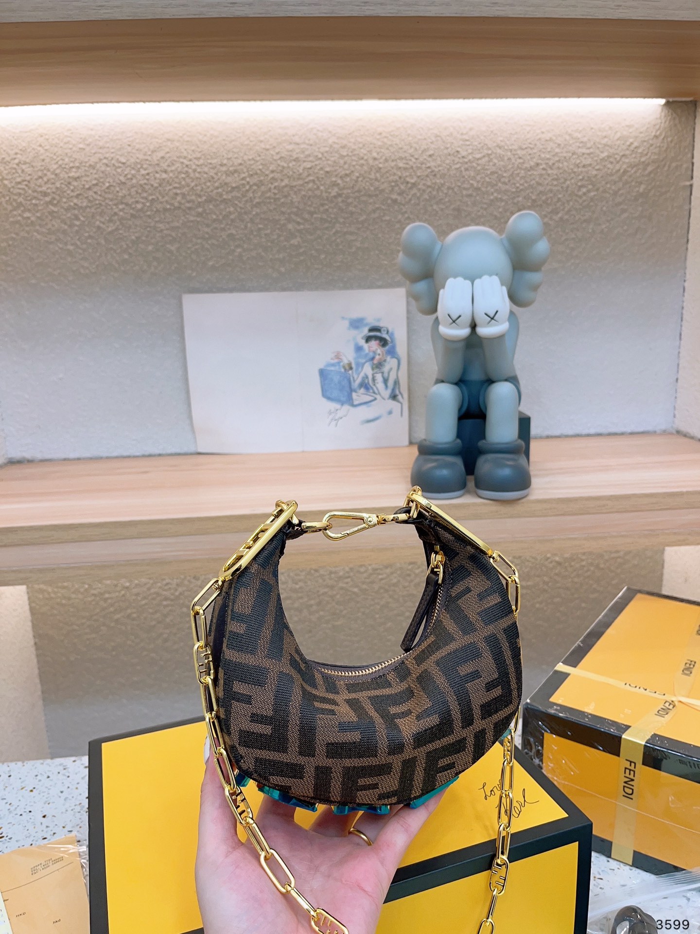 【FENDI 公式 旗艦店】 フェンディ ショルダーバッグ 当日出荷 好評に付き再入荷！21*13CM-BRAND OFF