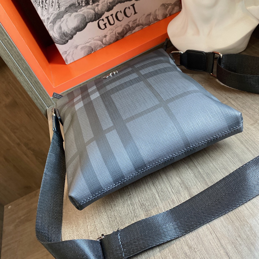 BURBERRY （バーバリー） メッセンジャーバッグ 25X23CM-BRAND OFF