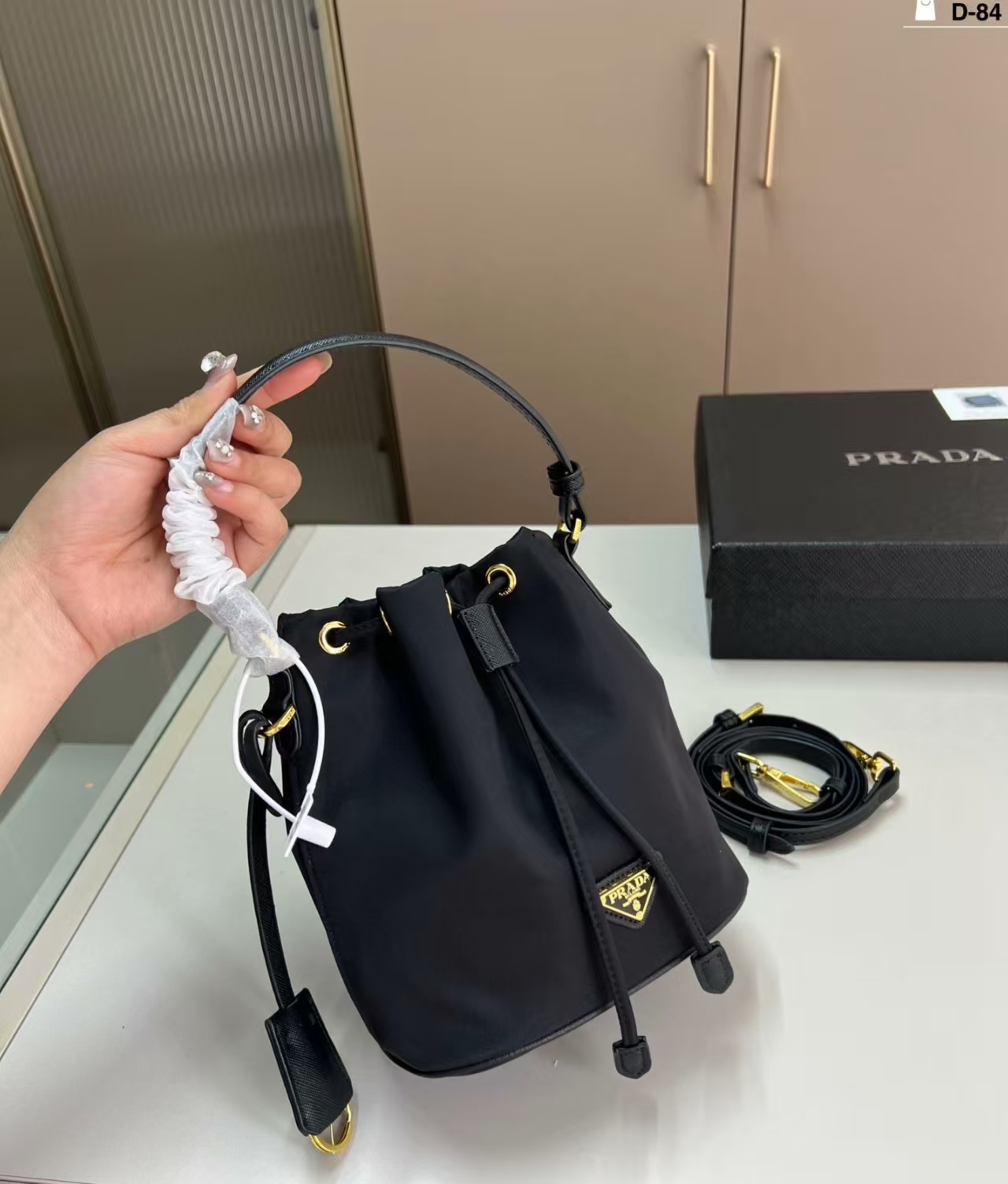 PRADA Re-Nylon バケット バッグ