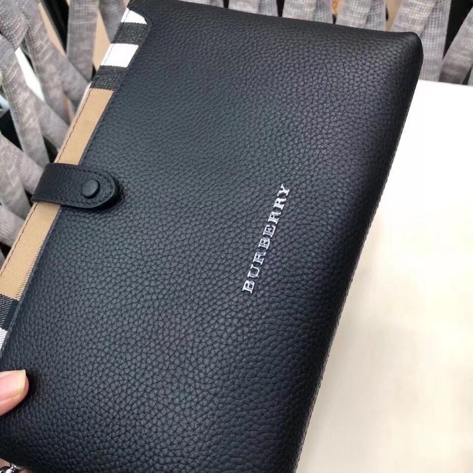 【BURBERRY 公式旗艦店】バーバリー クラッチバッグ 当日出荷 好評に付き再入荷！26*17*3CM-BRAND OFF