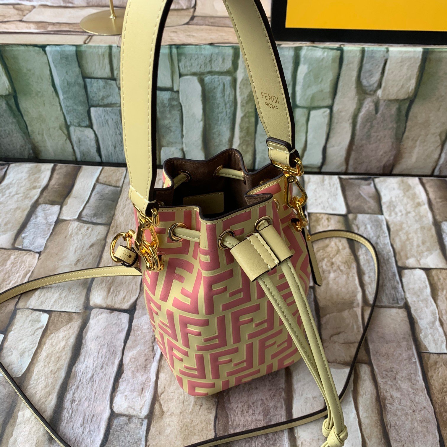 FENDI（フェンディ） メッセンジャーバッグ18X12X10CM-BRAND OFF
