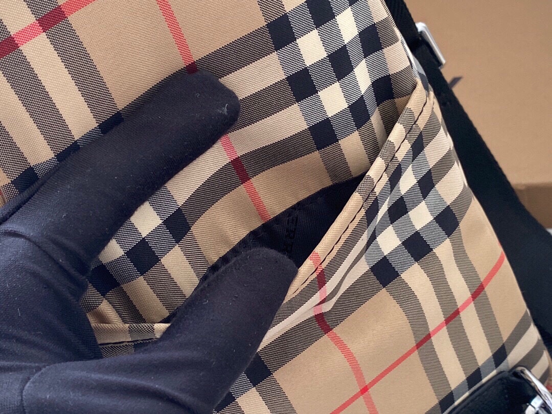 【BURBERRY 公式旗艦店】バーバリー 胸ポケット 当日出荷 好評に付き再入荷！30*17.5*5CM-BRAND OFF