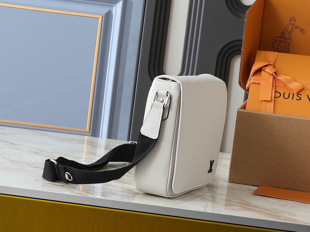 LOUIS VUITTON ルイヴィトン District メッセンジャーバッグ-BRAND OFF