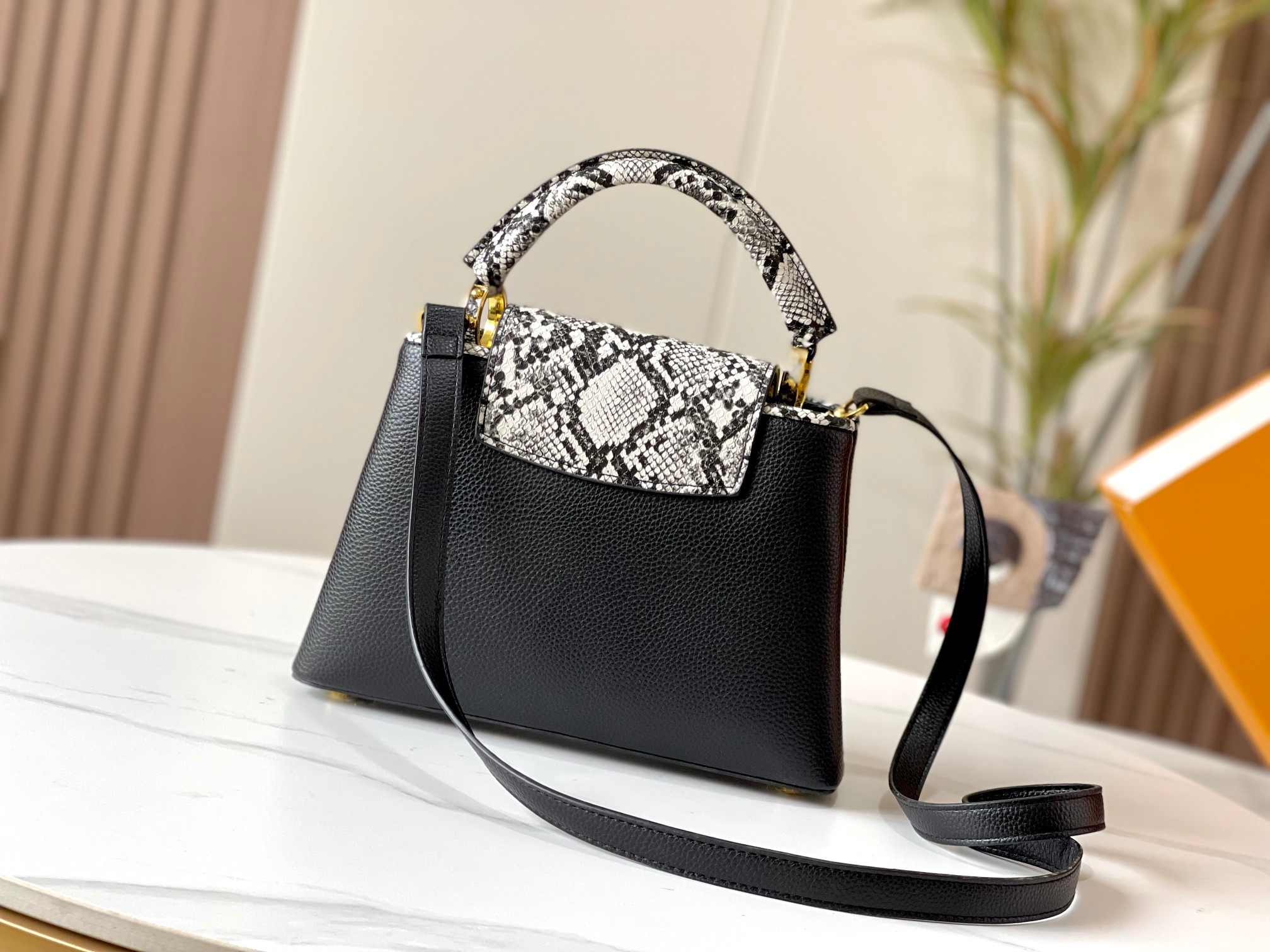 LOUIS VUITTON ルイヴィトン CAPUCINES ハンドバッグ M95508-BRAND OFF