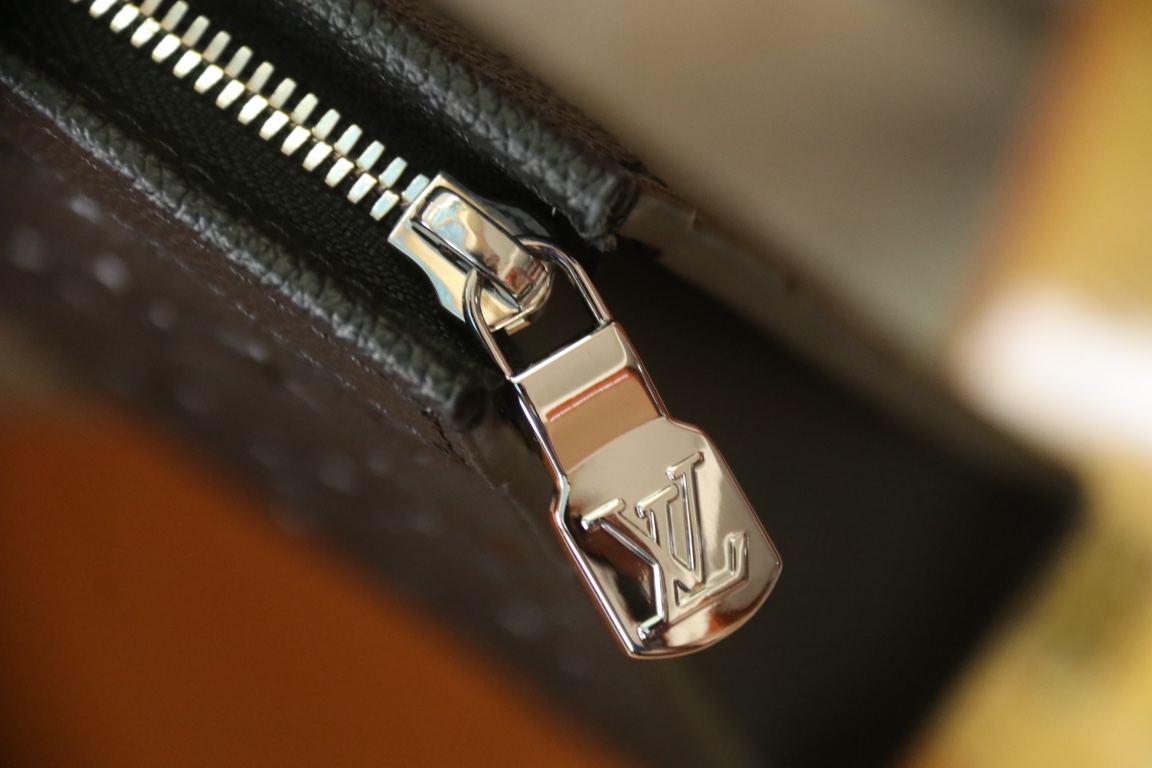 LOUIS VUITTON（ルイヴィトン）POCHETTE VOYAGE クラッチバッグ M61692-BRAND OFF