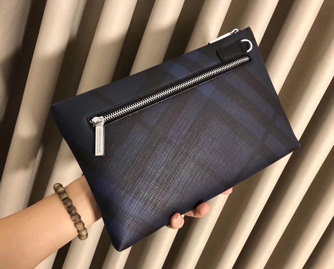 【BURBERRY 公式旗艦店】バーバリー クラッチバッグ 当日出荷 好評に付き再入荷！26*17*3CM-BRAND OFF