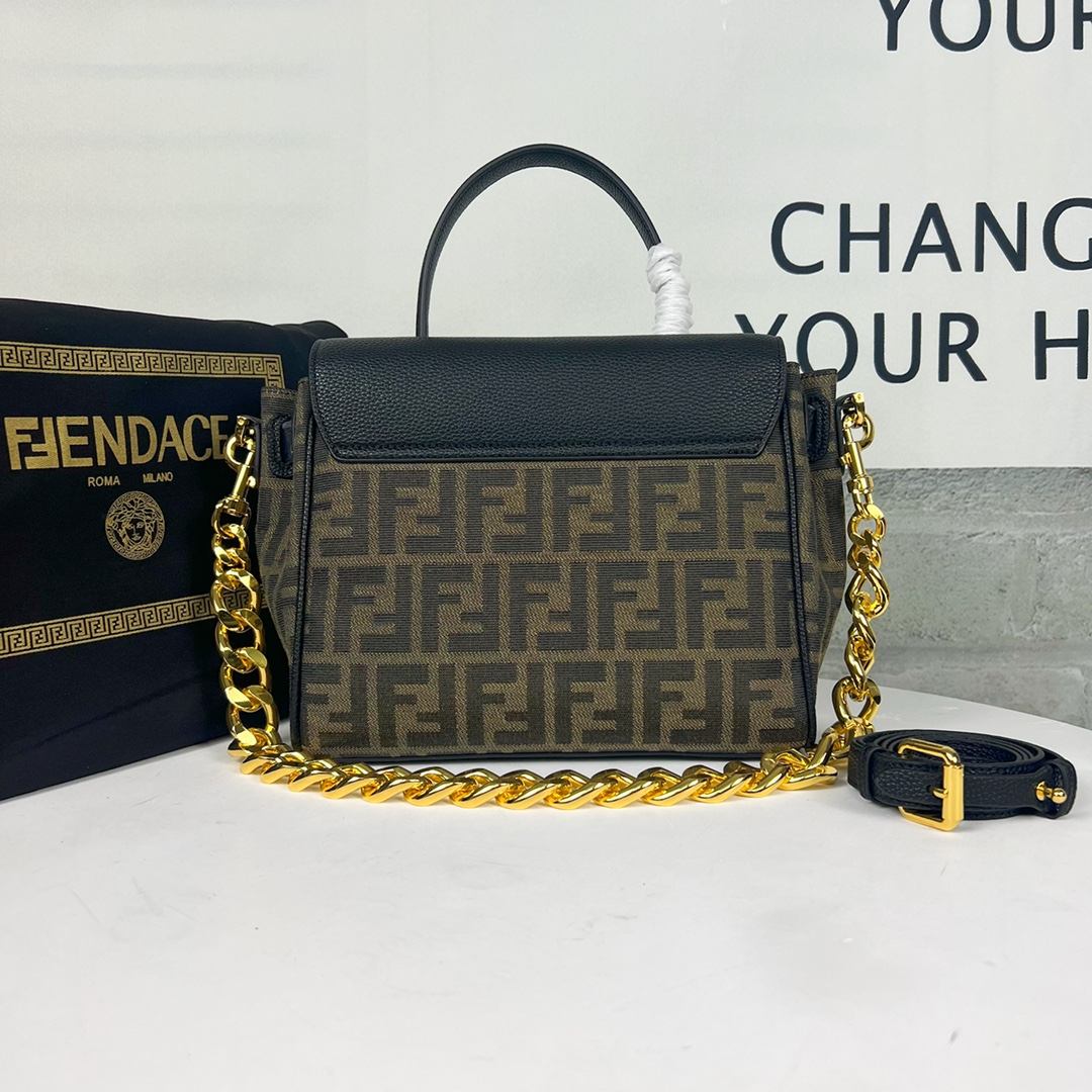 【FENDI 公式 旗艦店】 フェンディ ショルダーバッグ 当日出荷 好評に付き再入荷！23*11*22CM-BRAND OFF