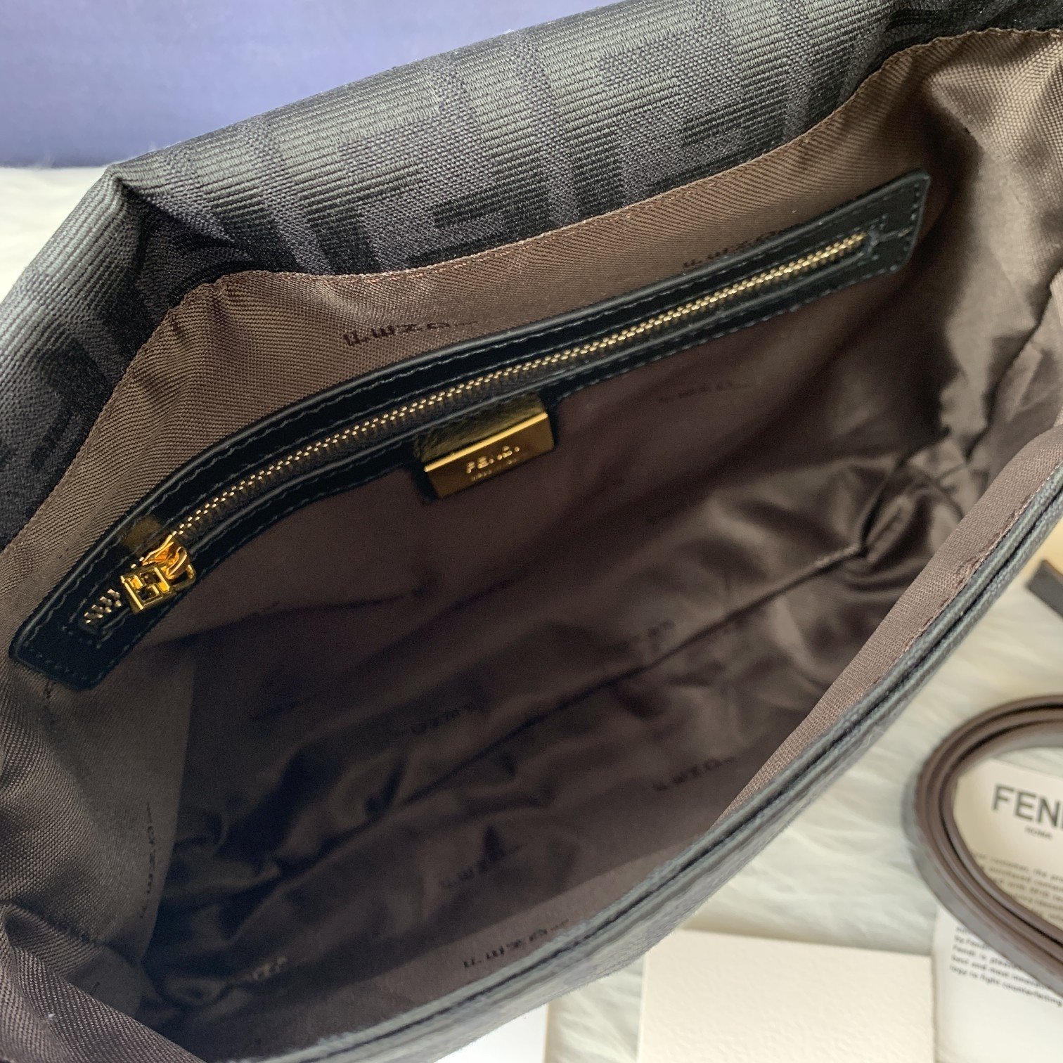 FENDI（フェンディ） メッセンジャーバッグ 30X24X5 CM-BRAND OFF