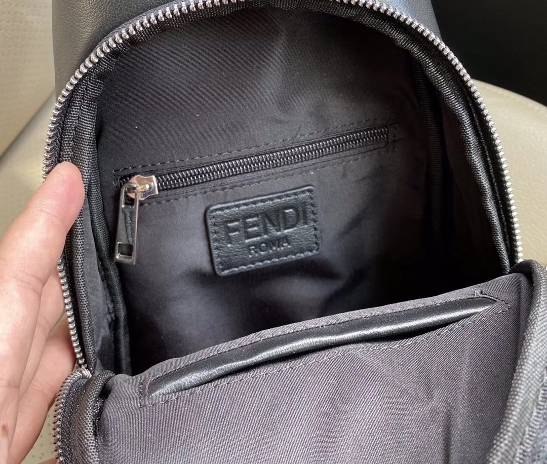 【FENDI 公式旗艦店】フェンディ 胸ポケット 当日出荷 好評に付き再入荷！18*28*6CM-BRAND OFF