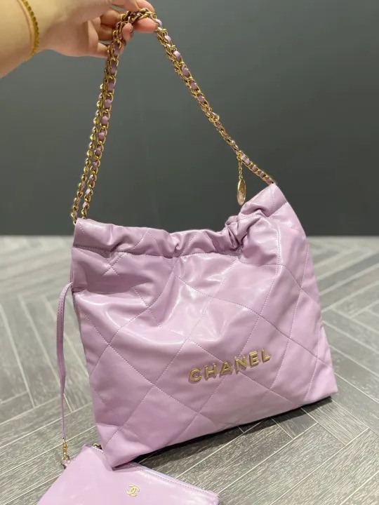 VERY雑誌掲載！通勤からお出かけまで?【CHANEL】シャネル 22 ハンドバッグ-BRAND OFF