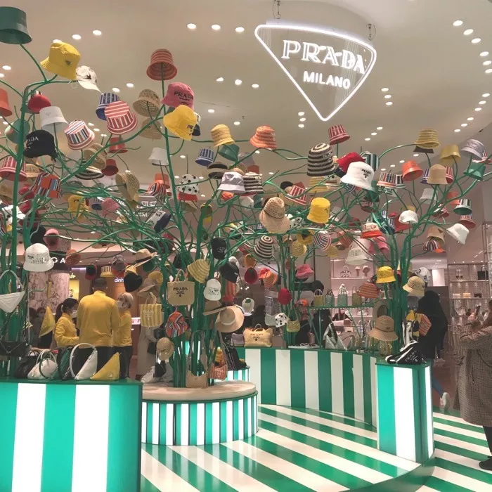 【PRADA】パリ限定！長澤まさみさん着用！夏らしいムードの大人気のラフィアトートバッグ！！-BRAND OFF