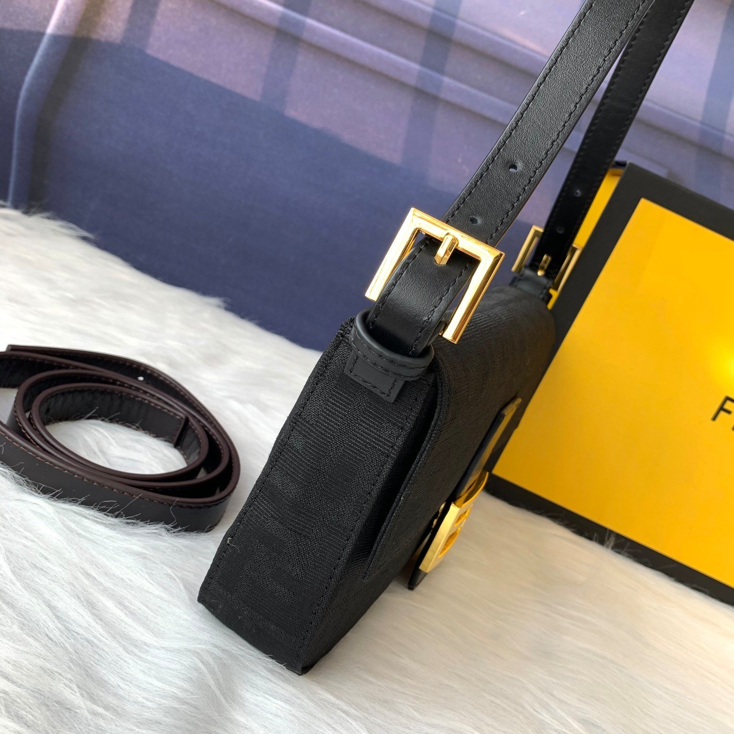 FENDI（フェンディ） メッセンジャーバッグ 25X13X4 CM-BRAND OFF