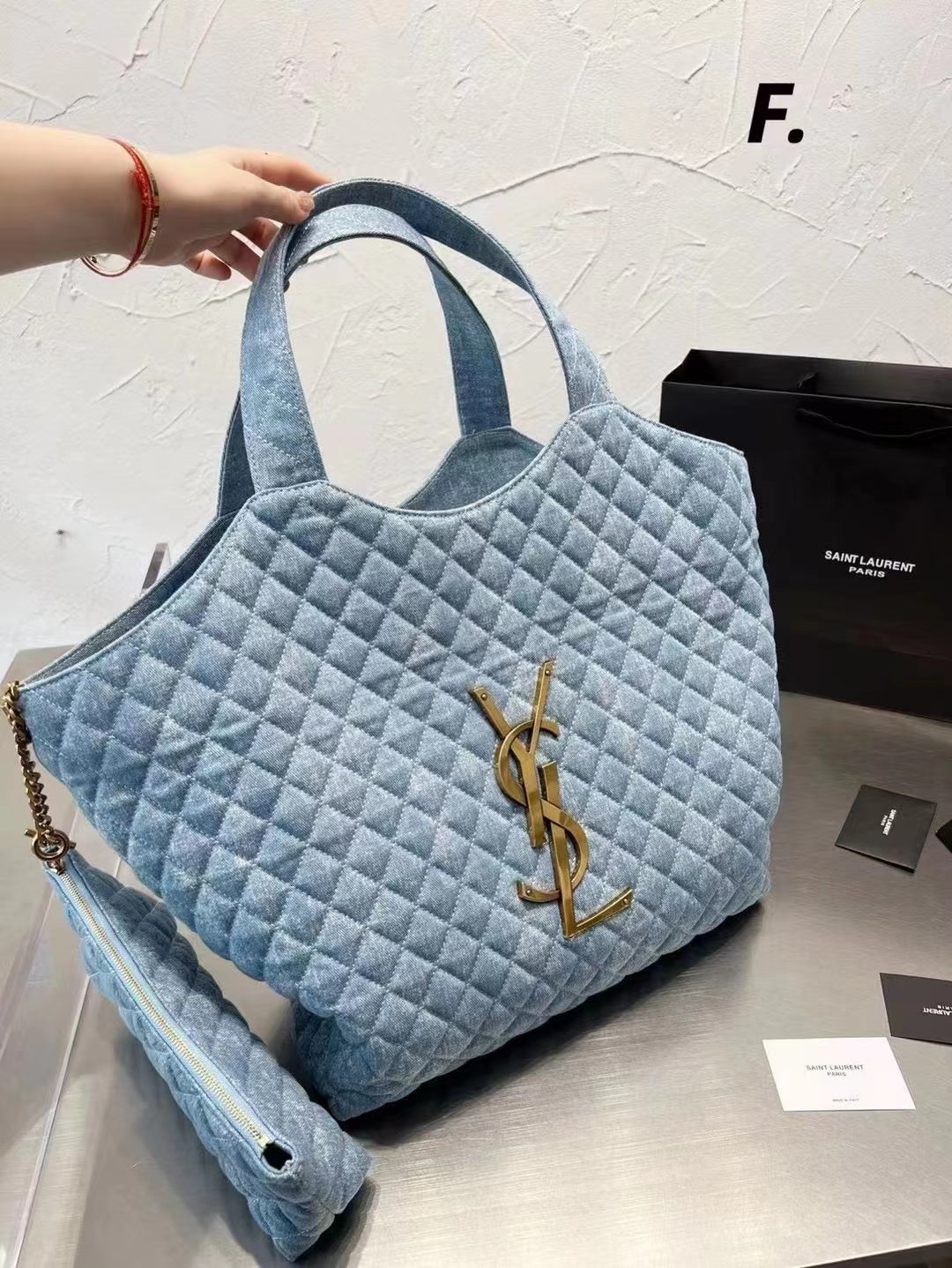 滝沢カレンさん【BLACKPINKROSE同じバッグ】SAINT LAURENTイカール マキシ ショッピングバッグ（ラムスキン／キルティン-BRAND OFF